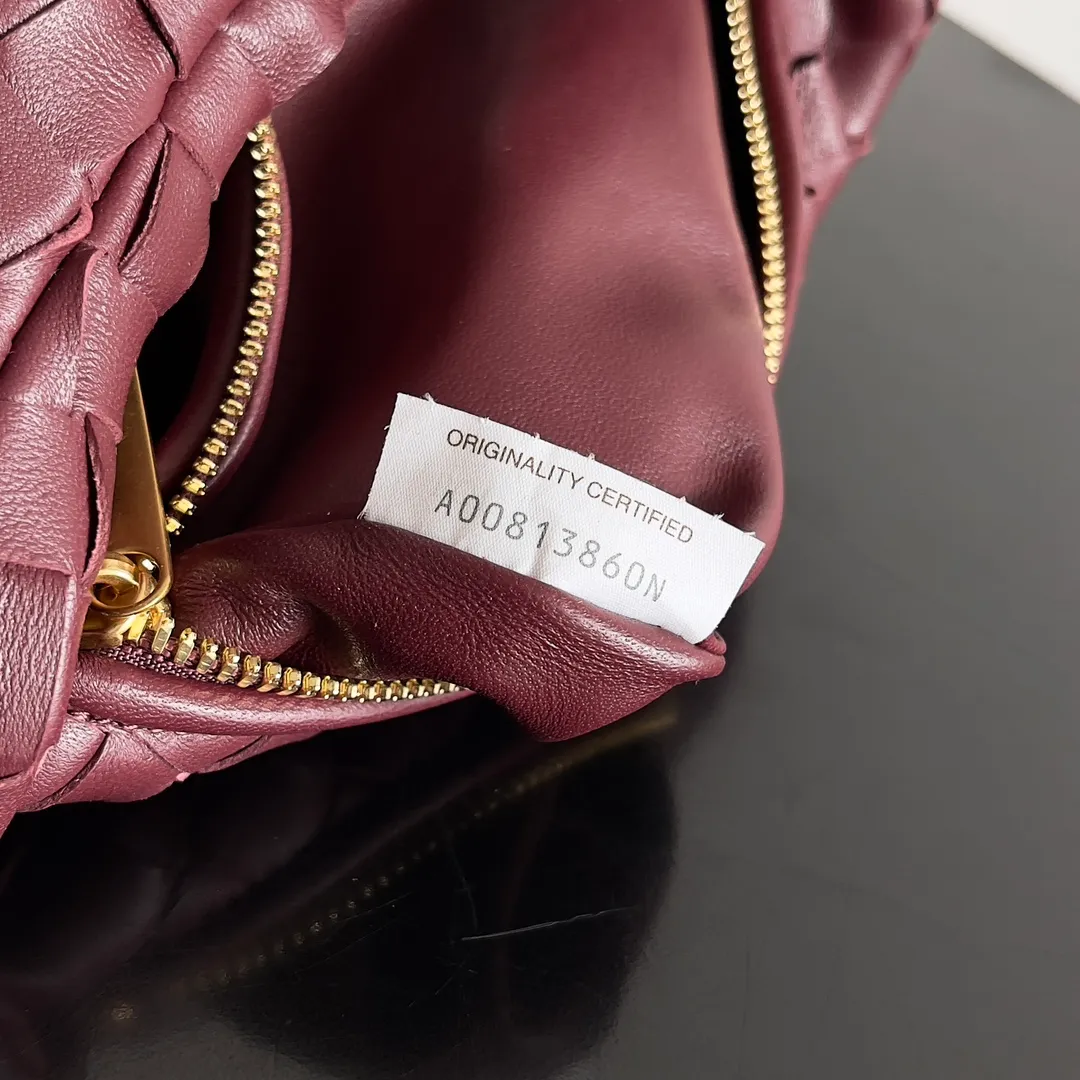 Batch 1120 Bottega veneta͙.——The latest braided and knotted hobo🔥 The top-grade lambskin leather is very soft, the bag shape is unique, practical and durable. It retains the traditional weaving elements while being a bit more flamboyant ~ Made of hand-woven sheepskin, zipper opening and closing, curved seamless structure, effortless to match. Highly recommended⚠️⚠️⚠️ The highest-end in the market🌈 Welcome to compare [Factory equipped with full package] size: 23x15x5cm.   Model: 651876
